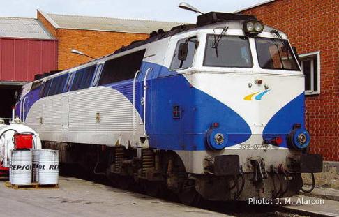 Diesel locomotive class D 333 in "Grandes Lineas" livery (3-RAIL AC)<br /><a href='images/pictures/Roco/68720.jpg' target='_blank'>Full size image</a>